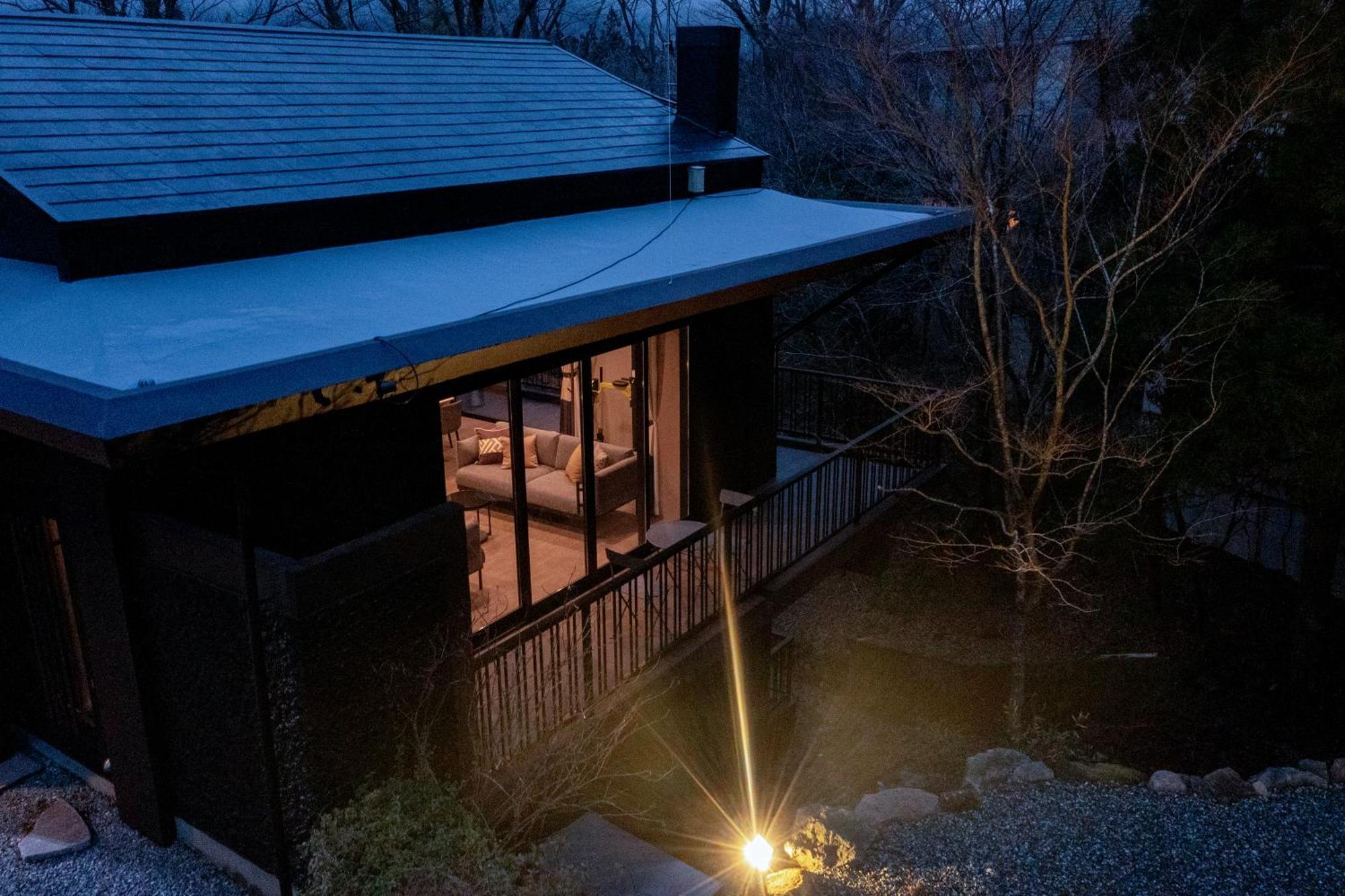 源泉かけ流し 白濁 Forest Sengokuhara Ferienhaus *